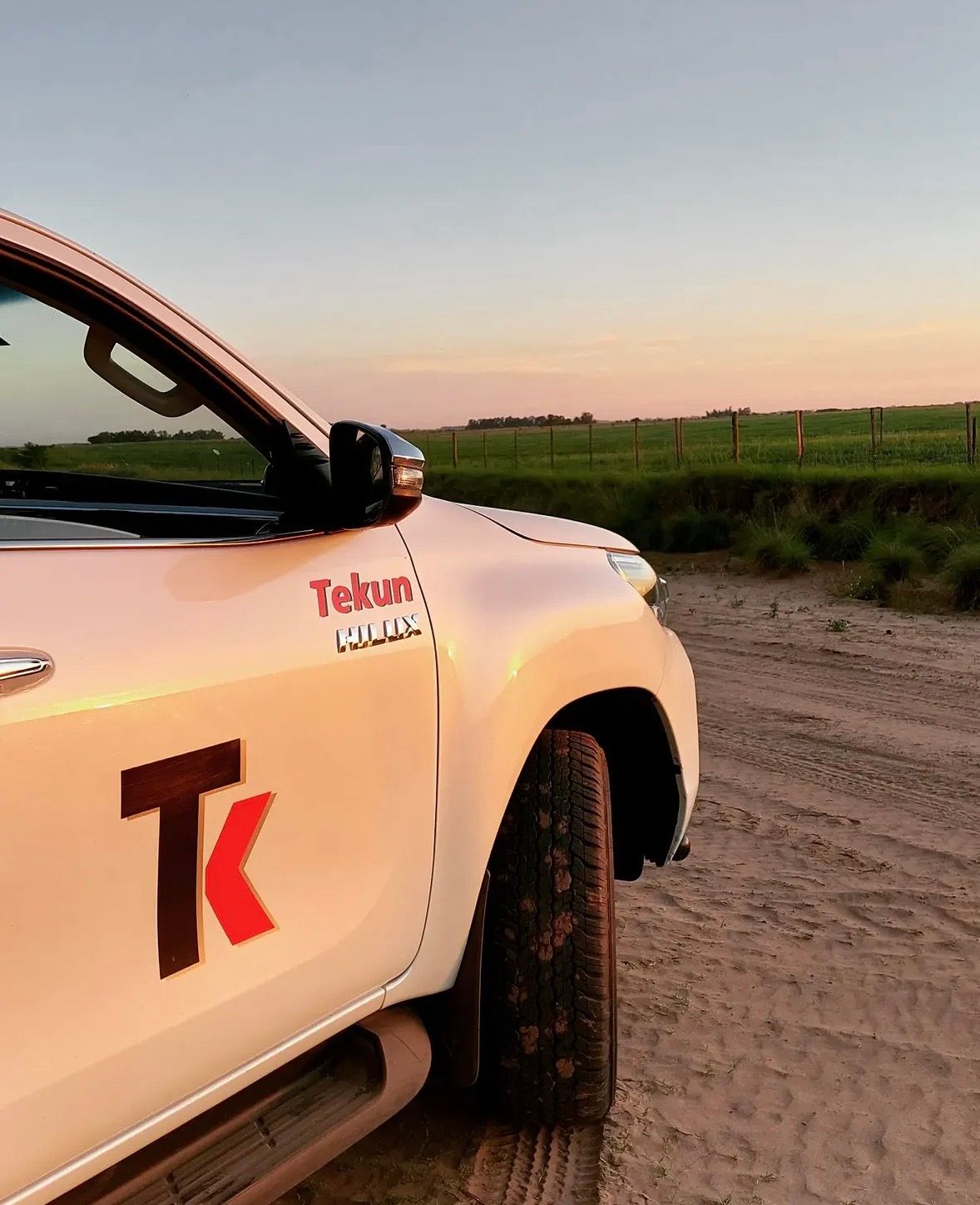 Camioneta de Tekun en un campo de la zona al atardecer